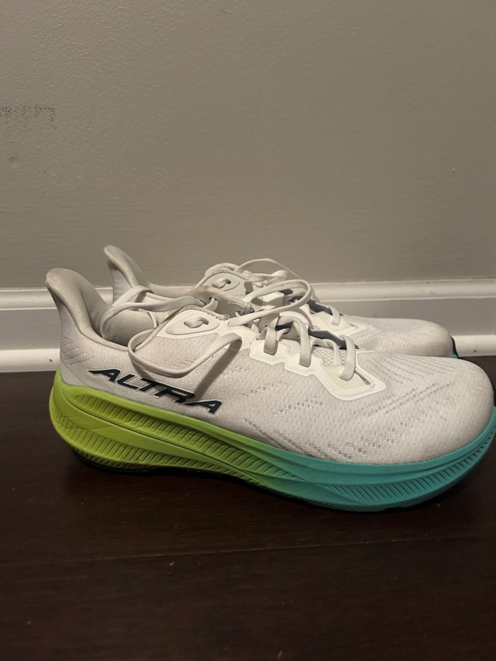 Altra Experience Flow 2 size 8 White Sneakers with Green and Teal Gradient Sole